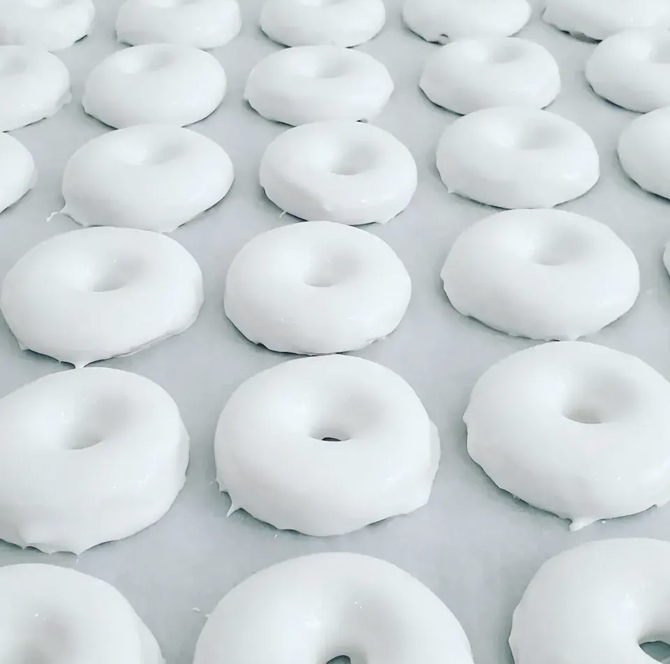 Rousquilles du Palais recouvertes de leur glaçage blanc, disposées en rangées